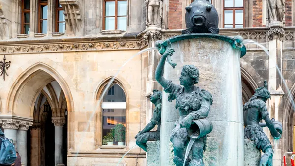 munich-misteriosyleyendas-Fischbrunnen-buendiatours.jpg