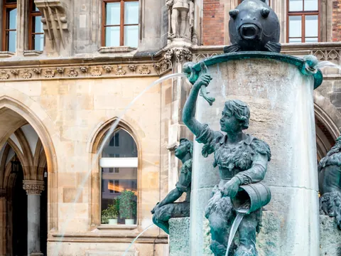 munich-misteriosyleyendas-Fischbrunnen-buendiatours.jpg