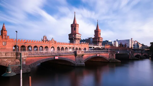 Puente Oberbaumbrücke sobre el río Spree en Berlín