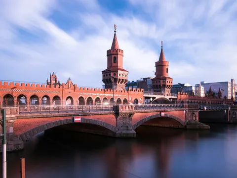 Puente Oberbaumbrücke sobre el río Spree en Berlín