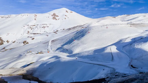 El parque de Farellones, muy cerca de Santiago de Chile, cubierto de nieve.