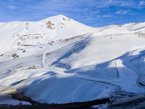 El parque de Farellones, muy cerca de Santiago de Chile, cubierto de nieve.