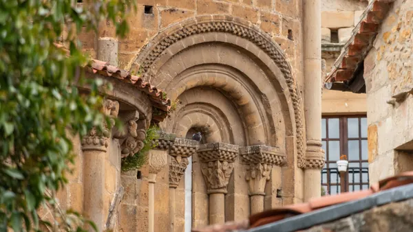 Detalles arquitectónicos de la Colegiata de Santa Juliana, Santillana del Mar