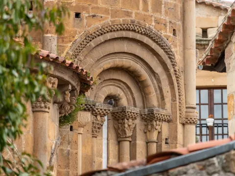 Detalles arquitectónicos de la Colegiata de Santa Juliana, Santillana del Mar