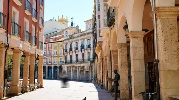 Entrada a la Plaza Mayor de Burgos, rodeada de edificios históricos.