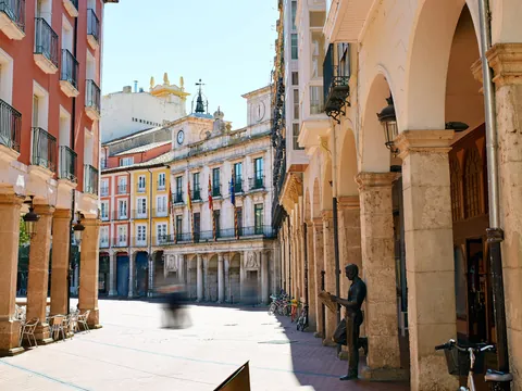 Entrada a la Plaza Mayor de Burgos, rodeada de edificios históricos.