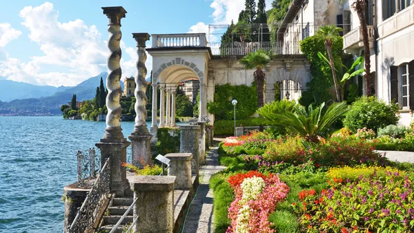 Villa Monastero se extiende junto al lago con más de dos kilómetros de jardín botánico.