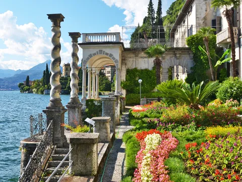 Villa Monastero se extiende junto al lago con más de dos kilómetros de jardín botánico.
