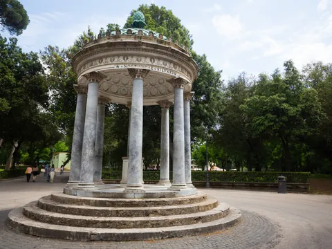 Monumento central de los jardines de Borghese.