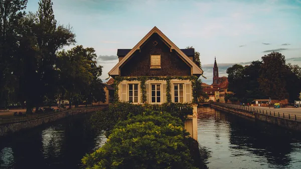 Casa alsaciana tradicional junto al río, Estrasburgo, Francia