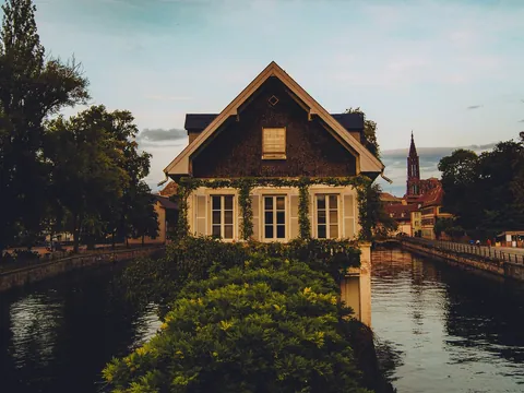 Casa alsaciana tradicional junto al río, Estrasburgo, Francia