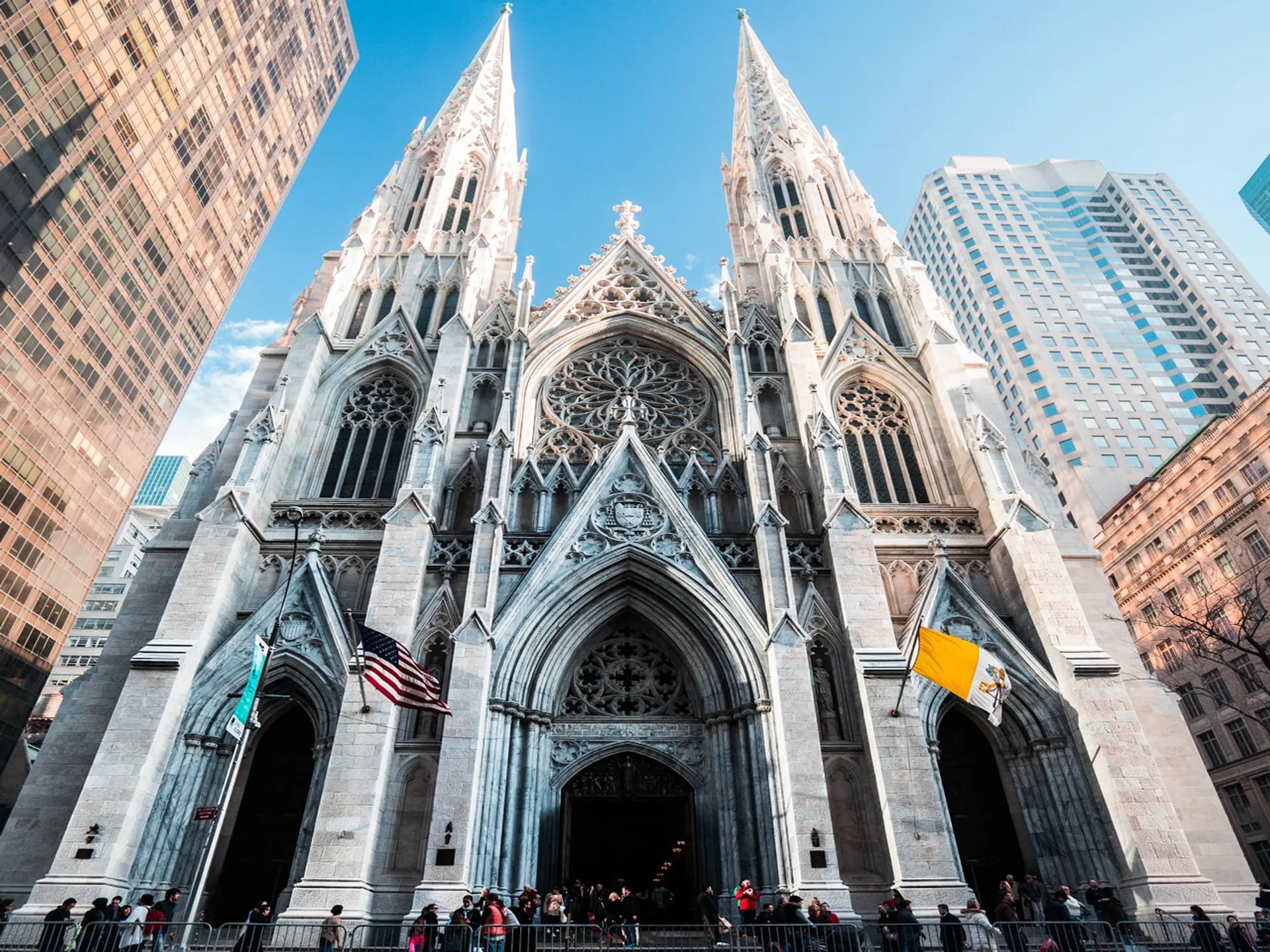 Vista exterior de la Catedral de San Patricio - Catedral de San Patricio - Qué ver en Nueva York - Guía de Viajes Nueva York - Buendía Tours