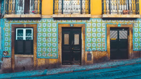 Fachada con azulejos tradicionales en una calle del centro de Lisboa