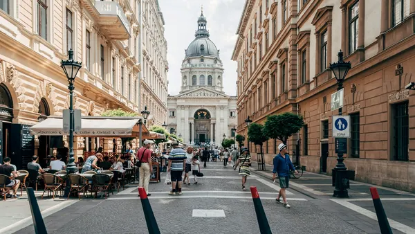 Calle concurrida del centro de Budapest con vista a la Basílica de San Esteban