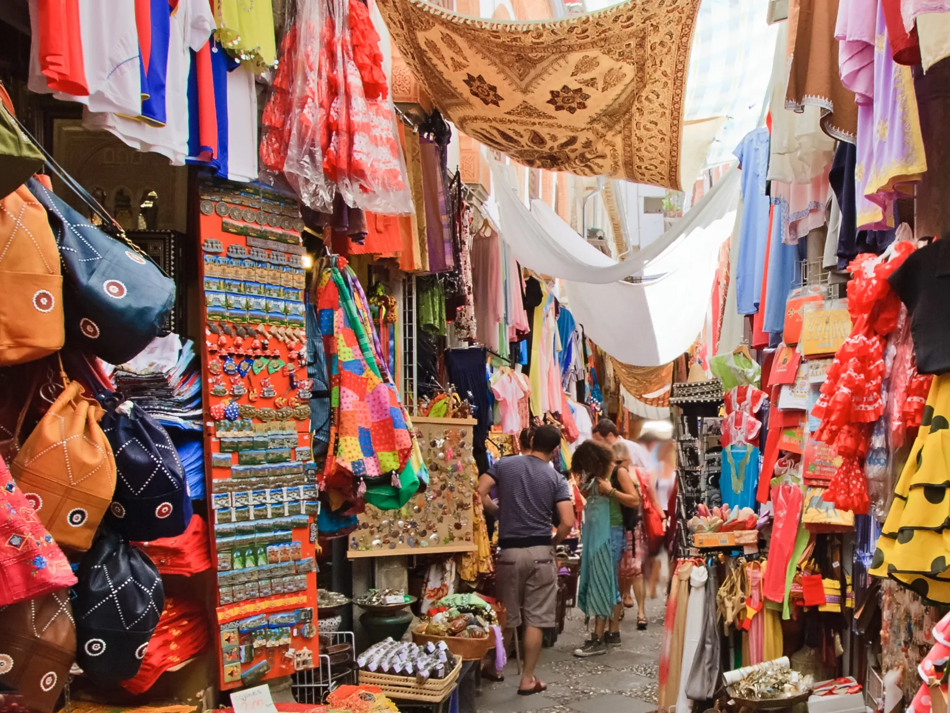 Mercado en la calle Alcaicería de Granada - Qué ver en Granada - Guía de viaje Granada - Buendía Tours