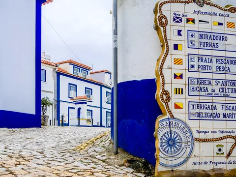 Cartel informativo de azulejos en Ericeira, Portugal