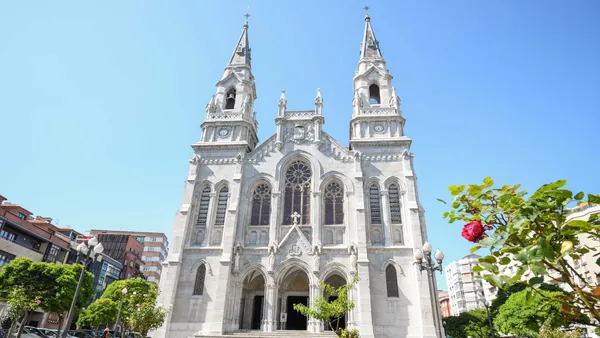 Fachada de la iglesia de Santo Tomás de Canterbury en Avilés, Asturias