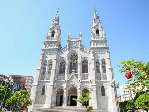 Fachada de la iglesia de Santo Tomás de Canterbury en Avilés, Asturias