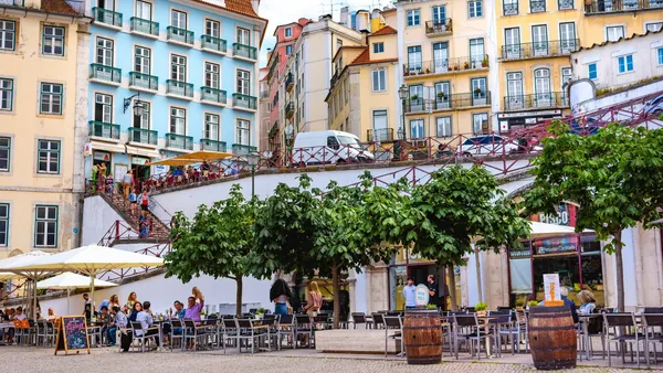 Terraza en el barrio de Mouraria, Lisboa