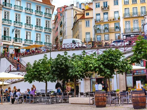 Terraza en el barrio de Mouraria, Lisboa