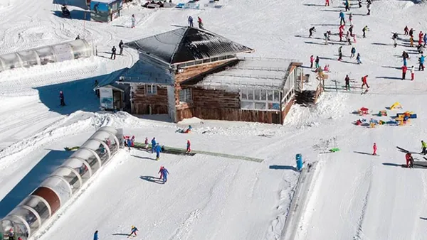 Las instalaciones del Jardín Alpino de Sierra Nevada están totalmente adaptadas para tener la mayor seguridad, disfrute y comodidad de los más pequeños.