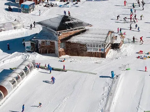 Las instalaciones del Jardín Alpino de Sierra Nevada están totalmente adaptadas para tener la mayor seguridad, disfrute y comodidad de los más pequeños.