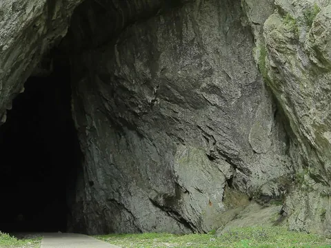 Espeleología por la cueva acuática El Molino