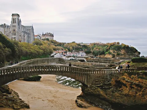 Puente y costa en Biarritz con la iglesia de Sainte-Eugénie al fondo.
