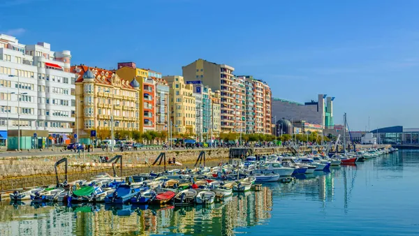 Puerto deportivo en Santander, Cantabria, con fachadas frente al mar