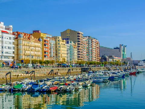Puerto deportivo en Santander, Cantabria, con fachadas frente al mar