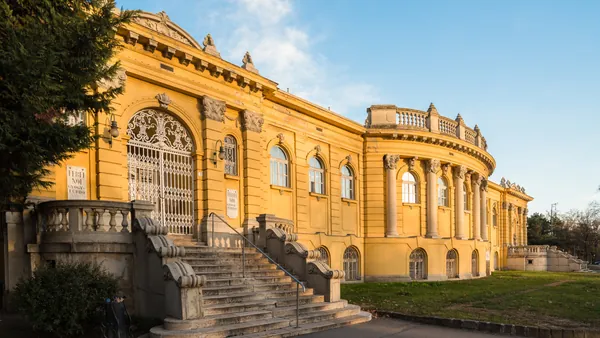Termas de Szechenyi, donde se encuentran los baños termales más famosos de la capital húngara.