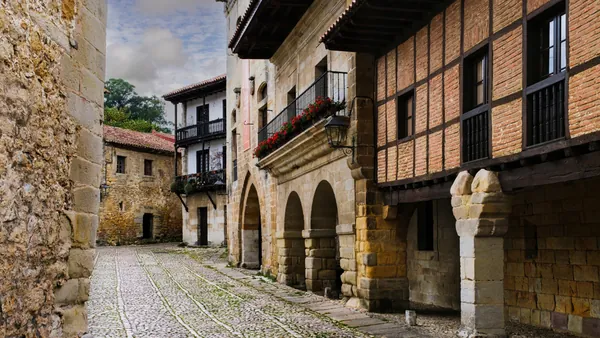 Vista lateral de la plaza mayor de Santillana del Mar y su casco antiguo