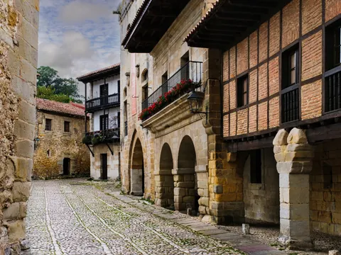 Vista lateral de la plaza mayor de Santillana del Mar y su casco antiguo