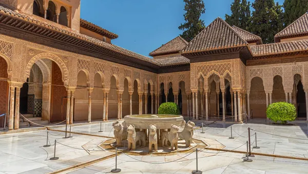 Patio Leones visita Alhambra Audioguia Tarjeta City Pass Granada