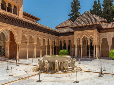Patio Leones visita Alhambra Audioguia Tarjeta City Pass Granada