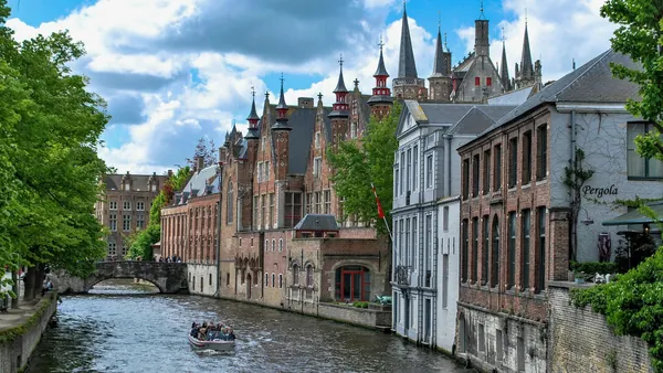 Paseo en barco por el canal Groenerei de Brujas, Bélgica, con arquitectura gótica