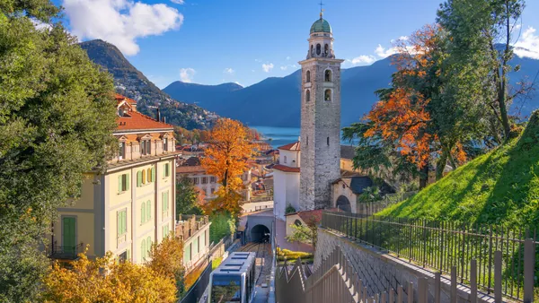 Funicular y vistas del centro histórico de Lugano, Suiza