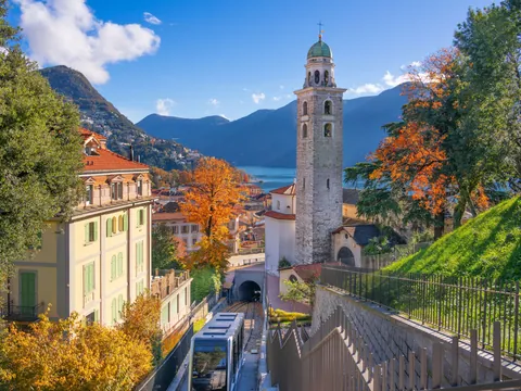 Funicular y vistas del centro histórico de Lugano, Suiza