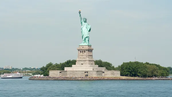Estatua de la Libertad vista desde el agua junto a la isla Ellis, Nueva York, Estados Unidos