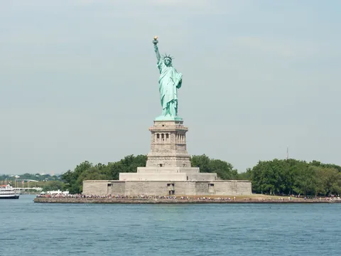 Estatua de la Libertad vista desde el agua junto a la isla Ellis, Nueva York, Estados Unidos
