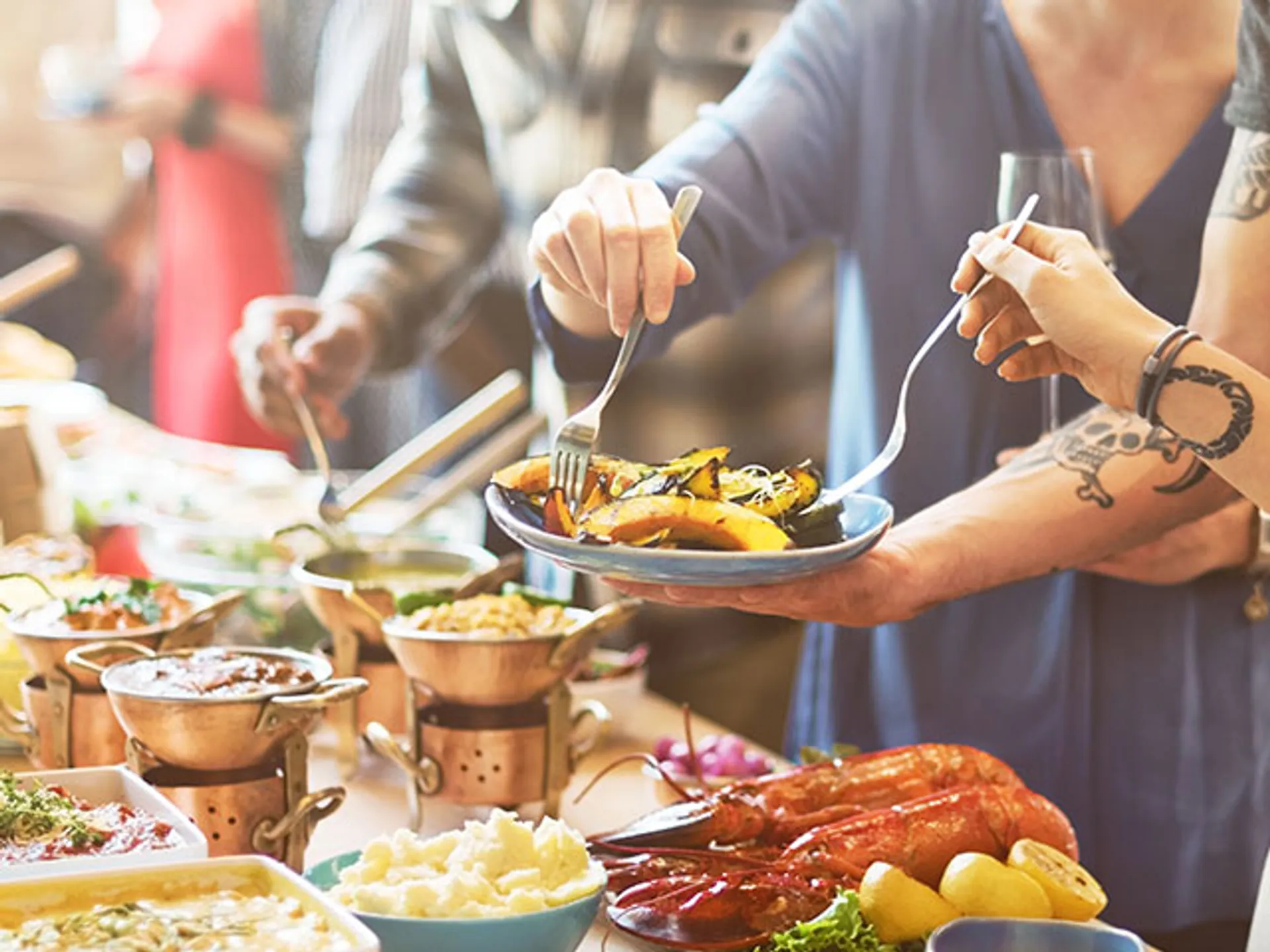 Grupo de gente sirviendose comida en un Brunch