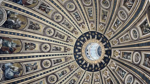 Cúpula decorada de la Basílica de San Pedro en Roma vista desde el interior