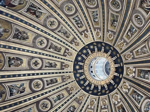 Cúpula decorada de la Basílica de San Pedro en Roma vista desde el interior