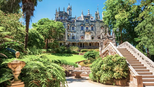 Jardines y fachada de la Quinta da Regaleira en Sintra en un día soleado