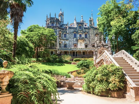 Jardines y fachada de la Quinta da Regaleira en Sintra en un día soleado