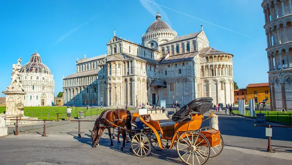 Carruaje de caballos en Piazza dei Miracoli (Plaza de los Milagros) de Pisa