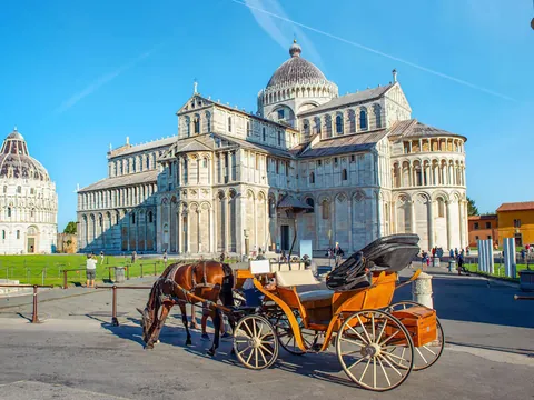 Carruaje de caballos en Piazza dei Miracoli (Plaza de los Milagros) de Pisa