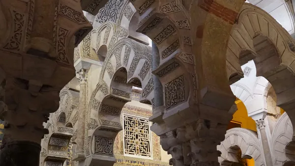 Arcos con relieves en la Mezquita de Córdoba.