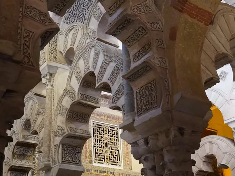 Arcos con relieves en la Mezquita de Córdoba.