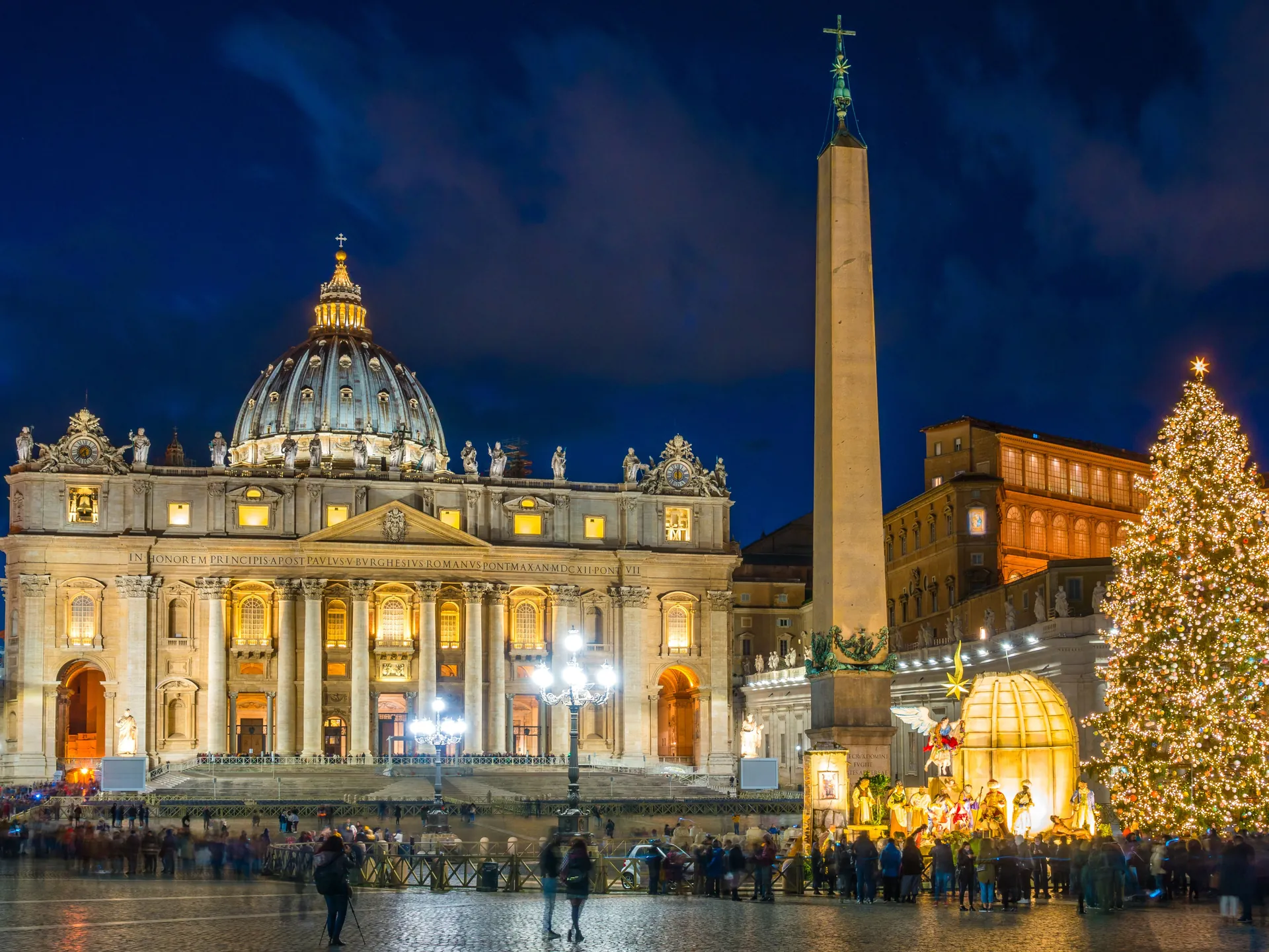 Árbol de Navidad frente a la Basílica de San Pedro en el Vaticano - Navidades en Roma - Blog - Buendía Tours